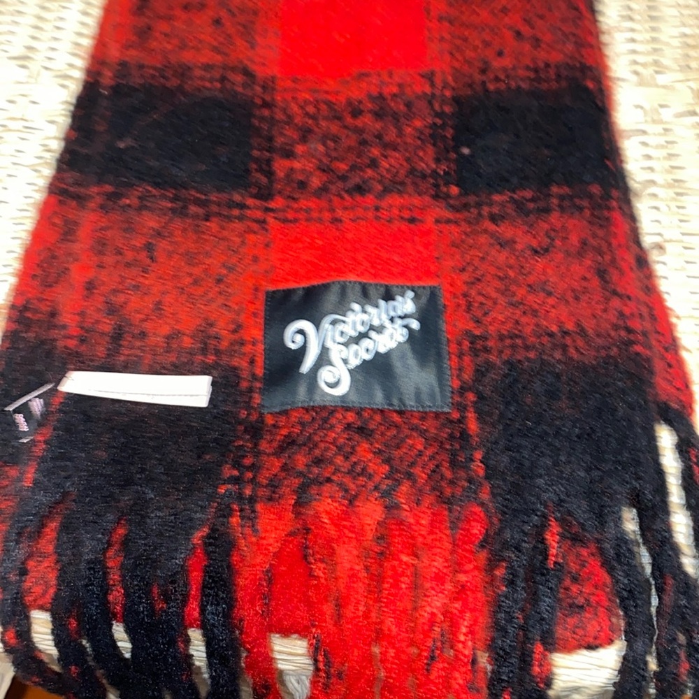 Brand new Victoria’s Secret scarf